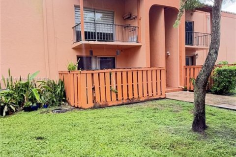 Condo in Miami Lakes, Florida, 2 bedrooms  № 2037487 - photo 17