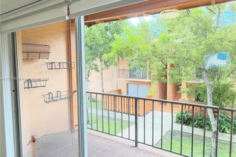 Condo in Miami Lakes, Florida, 2 bedrooms  № 2037487 - photo 8