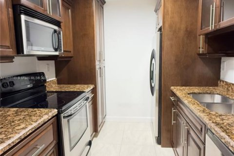 Condo in Miami Lakes, Florida, 2 bedrooms  № 2037487 - photo 2