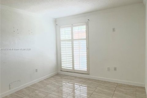 Condo in Miami Lakes, Florida, 2 bedrooms  № 2037487 - photo 6