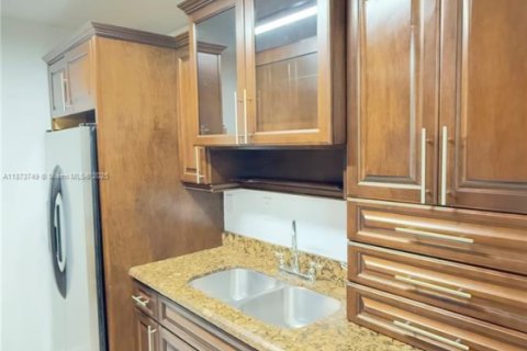 Condo in Miami Lakes, Florida, 2 bedrooms  № 2037487 - photo 19