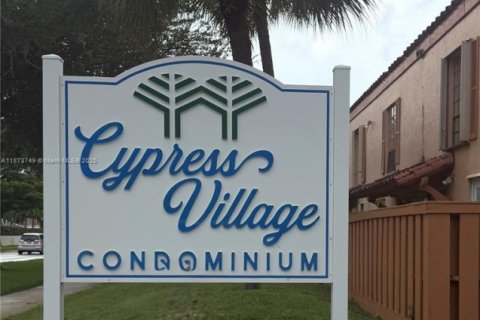 Condo in Miami Lakes, Florida, 2 bedrooms  № 2037487 - photo 28