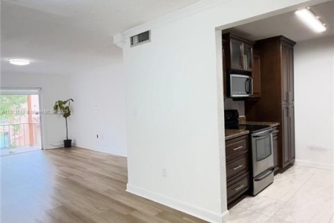 Condo in Miami Lakes, Florida, 2 bedrooms  № 2037487 - photo 10