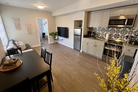 House in Miami, Florida 2 bedrooms, 69.68 sq.m. № 2067801 - photo 3