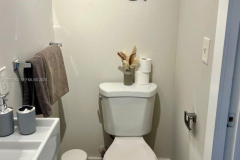 House in Miami, Florida 2 bedrooms, 69.68 sq.m. № 2067801 - photo 12