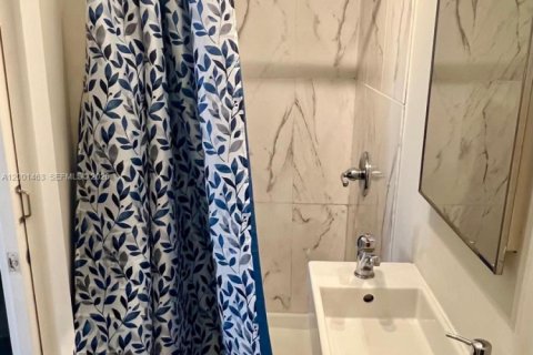 House in Miami, Florida 2 bedrooms, 69.68 sq.m. № 2067801 - photo 7