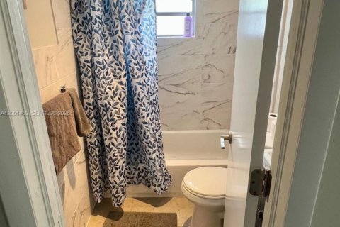 House in Miami, Florida 2 bedrooms, 69.68 sq.m. № 2067801 - photo 8