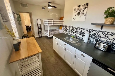 House in Miami, Florida 2 bedrooms, 69.68 sq.m. № 2067801 - photo 11