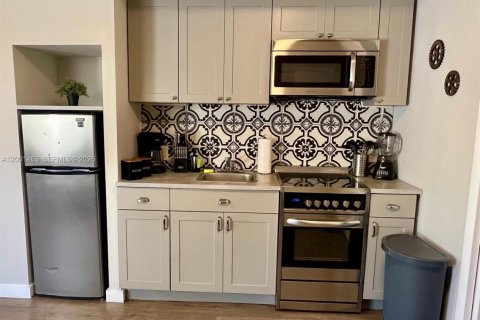 House in Miami, Florida 2 bedrooms, 69.68 sq.m. № 2067801 - photo 4