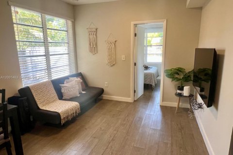 House in Miami, Florida 2 bedrooms, 69.68 sq.m. № 2067801 - photo 2