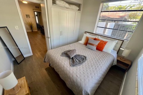 House in Miami, Florida 2 bedrooms, 69.68 sq.m. № 2067801 - photo 6