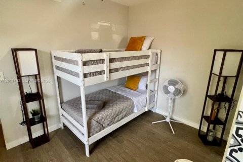 House in Miami, Florida 2 bedrooms, 69.68 sq.m. № 2067801 - photo 9