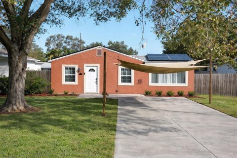 House in Gulfport, Florida 3 bedrooms, 123.75 sq.m. № 2108103