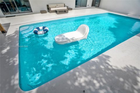 House in Miami, Florida 4 bedrooms, 181.62 sq.m. № 1956854 - photo 6