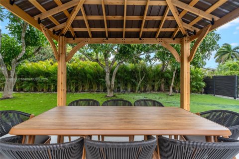House in Miami, Florida 4 bedrooms, 181.62 sq.m. № 1956854 - photo 12