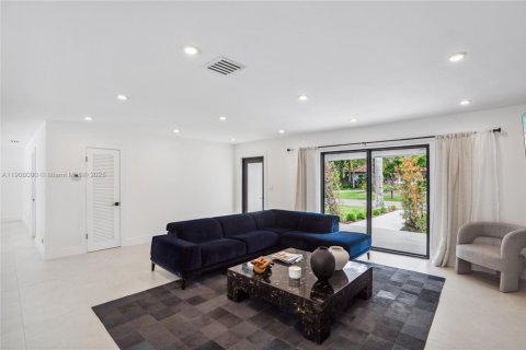 House in Miami, Florida 4 bedrooms, 181.62 sq.m. № 1956854 - photo 25