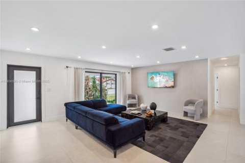 House in Miami, Florida 4 bedrooms, 181.62 sq.m. № 1956854 - photo 20