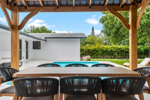 House in Miami, Florida 4 bedrooms, 181.62 sq.m. № 1956854 - photo 11