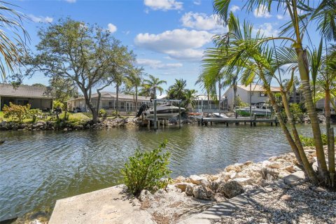 House in New Port Richey, Florida 3 bedrooms, 195.37 sq.m. № 1734849 - photo 12