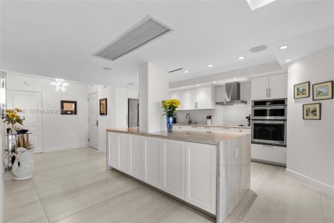 Condominio en venta en Bal Harbour, Florida, 3 dormitorios, 182.83 m2 № 2052453 - foto 9