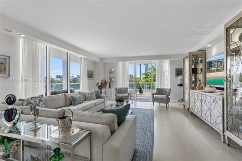 Condominio en venta en Bal Harbour, Florida, 3 dormitorios, 182.83 m2 № 2052453 - foto 14
