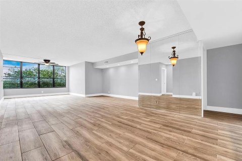 Condominio en venta en Coconut Creek, Florida, 2 dormitorios, 120.77 m2 № 2243449 - foto 5