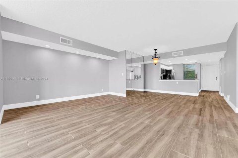 Condominio en venta en Coconut Creek, Florida, 2 dormitorios, 120.77 m2 № 2243449 - foto 6