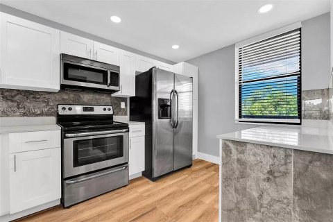 Condominio en venta en Coconut Creek, Florida, 2 dormitorios, 120.77 m2 № 2243449 - foto 3