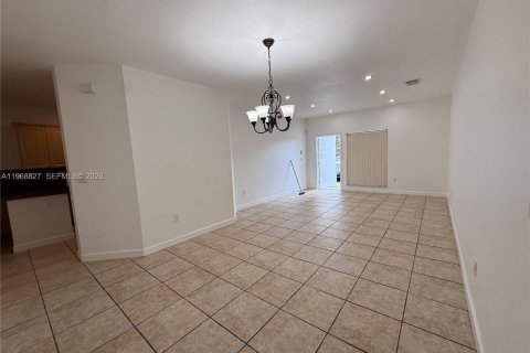 House in Miami, Florida 3 bedrooms, 156.17 sq.m. № 2031742 - photo 9