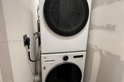 House in Miami, Florida 3 bedrooms, 156.17 sq.m. № 2031742 - photo 16