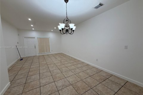 House in Miami, Florida 3 bedrooms, 156.17 sq.m. № 2031742 - photo 3