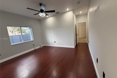 House in Miami, Florida 3 bedrooms, 156.17 sq.m. № 2031742 - photo 5