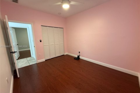 House in Miami, Florida 3 bedrooms, 156.17 sq.m. № 2031742 - photo 13