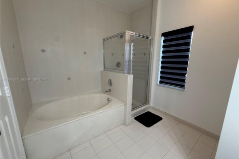 House in Miami, Florida 3 bedrooms, 156.17 sq.m. № 2031742 - photo 6