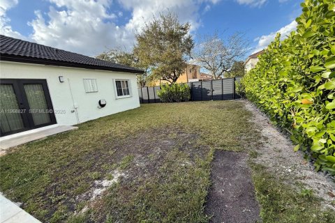 House in Miami, Florida 3 bedrooms, 156.17 sq.m. № 2031742 - photo 18
