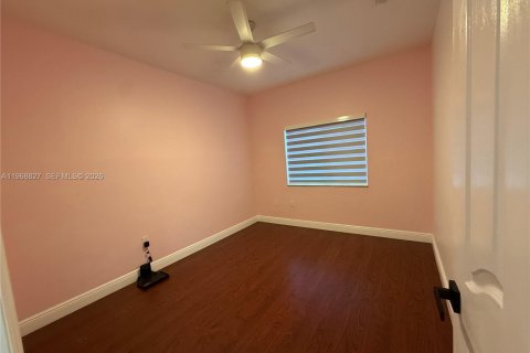 House in Miami, Florida 3 bedrooms, 156.17 sq.m. № 2031742 - photo 12