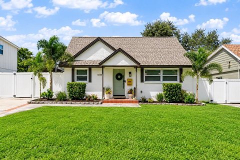 House in Saint Petersburg, Florida 3 bedrooms, 166.2 sq.m. № 2369112