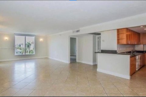 Снять в аренду кондоминиум в Бей-Харбор-Айлендс, Флорида 2 спальни, 124.02м2, № 1892523 - фото 1