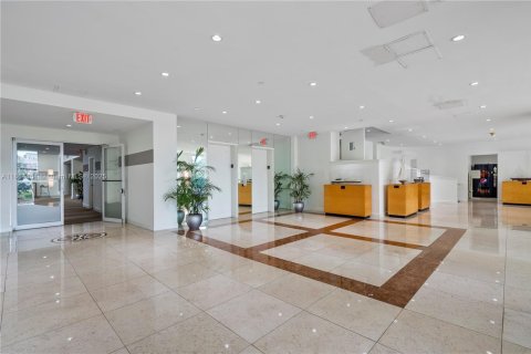 Снять в аренду кондоминиум в Бей-Харбор-Айлендс, Флорида 2 спальни, 124.02м2, № 1892523 - фото 16