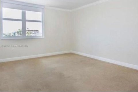 Снять в аренду кондоминиум в Бей-Харбор-Айлендс, Флорида 2 спальни, 124.02м2, № 1892523 - фото 3