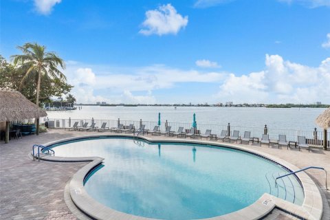 Снять в аренду кондоминиум в Бей-Харбор-Айлендс, Флорида 2 спальни, 124.02м2, № 1892523 - фото 7