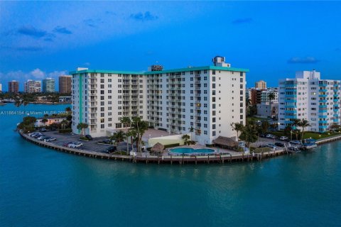 Снять в аренду кондоминиум в Бей-Харбор-Айлендс, Флорида 2 спальни, 124.02м2, № 1892523 - фото 11