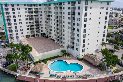 Снять в аренду кондоминиум в Бей-Харбор-Айлендс, Флорида 2 спальни, 124.02м2, № 1892523 - фото 6