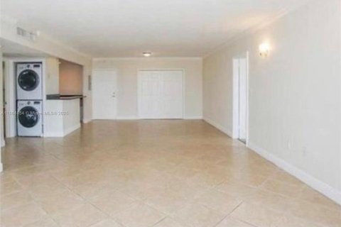 Снять в аренду кондоминиум в Бей-Харбор-Айлендс, Флорида 2 спальни, 124.02м2, № 1892523 - фото 2