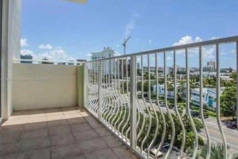 Снять в аренду кондоминиум в Бей-Харбор-Айлендс, Флорида 2 спальни, 124.02м2, № 1892523 - фото 21