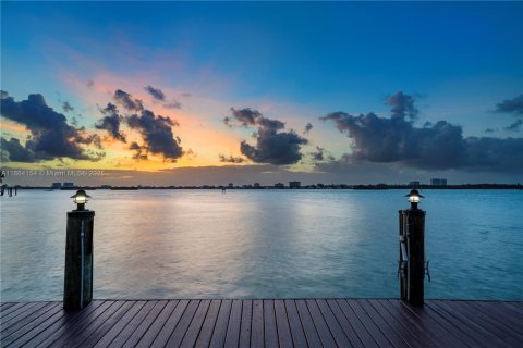 Снять в аренду кондоминиум в Бей-Харбор-Айлендс, Флорида 2 спальни, 124.02м2, № 1892523 - фото 19