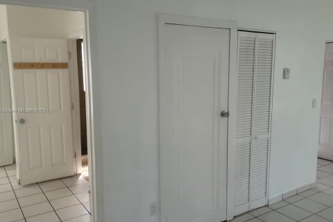 Villa ou maison à louer à Miami, Floride: 2 chambres, 65.03 m2 № 1956650 - photo 8