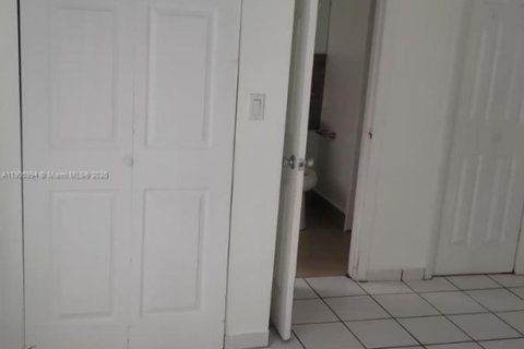 Villa ou maison à louer à Miami, Floride: 2 chambres, 65.03 m2 № 1956650 - photo 11