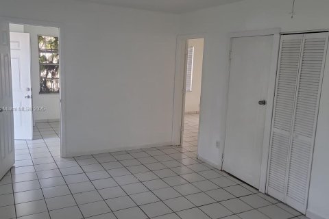Villa ou maison à louer à Miami, Floride: 2 chambres, 65.03 m2 № 1956650 - photo 14