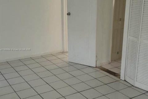Villa ou maison à louer à Miami, Floride: 2 chambres, 65.03 m2 № 1956650 - photo 18